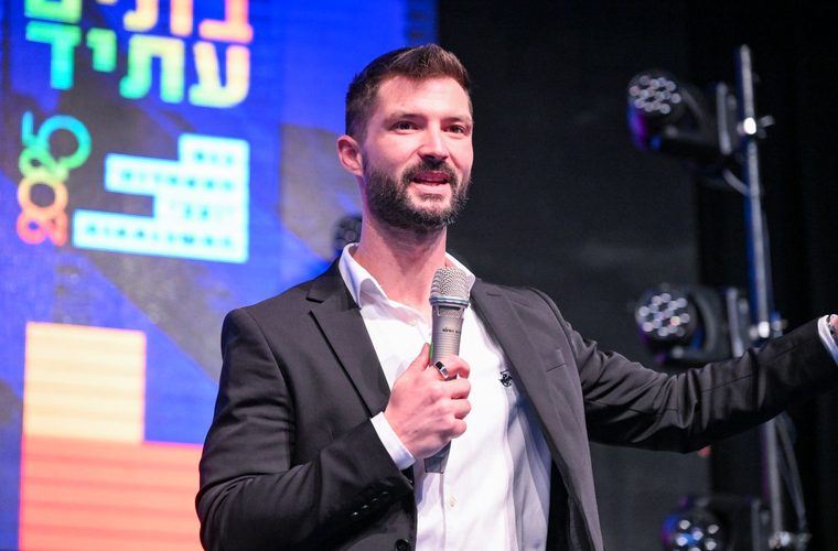 מקסים גומברג על הבמה בכנס ״בונים עתיד״